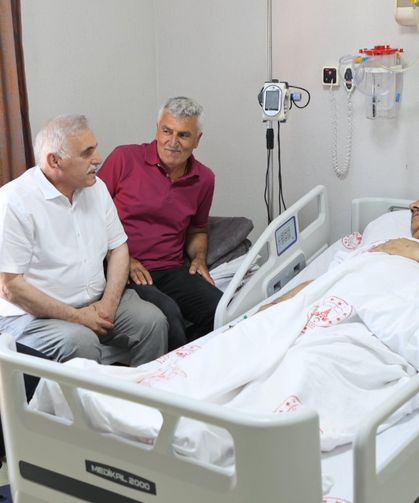 Ameliyat olan Bayraktar'a geçmiş olsun ziyareti