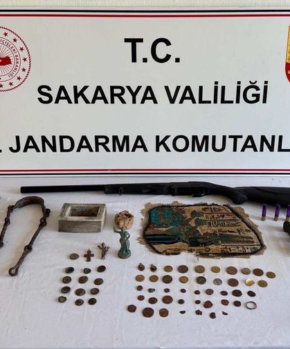 Karasu'da 'Anadolu Mirası' operasyonu: 63 tarihi eser ve ruhsatsız silahlar ele geçirildi