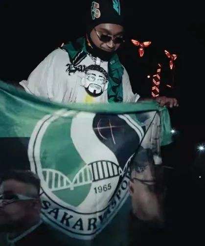 Sakaryalı ünlü rapçi Amerika'da Sakaryaspor bayrağı açtı