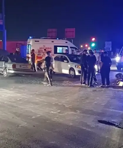 Akyazı’da 3 otomobilin karıştığı kazada 2 kişi yaralandı
