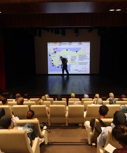 Büyükşehir’in KPSS adayları için destek programı AKM’de başladı