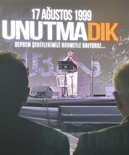 Deprem saati 03.02'de Sakarya'da eller semaya açıldı