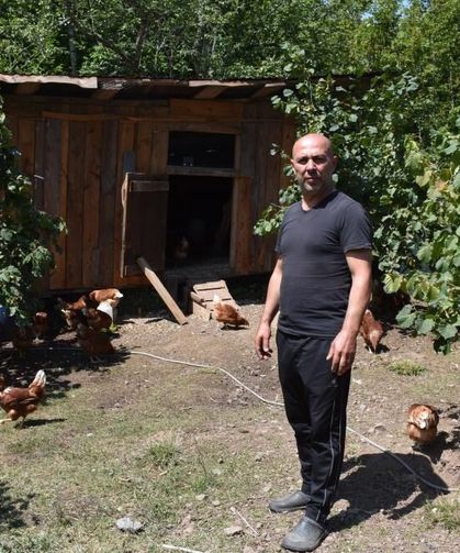 Dükkanını kapattı, köyünde hobi olarak başladığı tavukçulukta müşterilere yetişemiyor