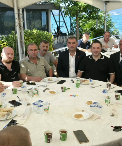 Yiğit Turan, Memnuniye Muhtarı'nın cemiyetine katıldı