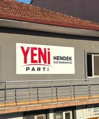 Hendek'te Yeni Parti tabelası asıldı