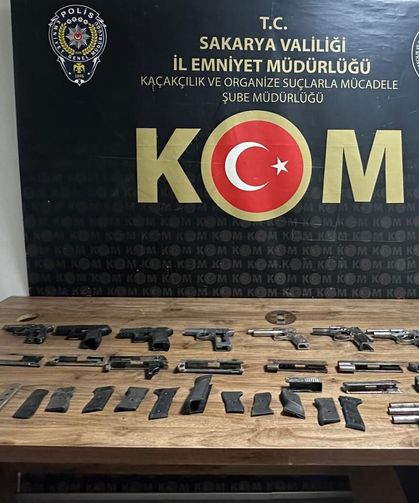 Serdivan'da silah kaçakçılığı operasyonu: Evinden çok sayıda silah parçası çıktı