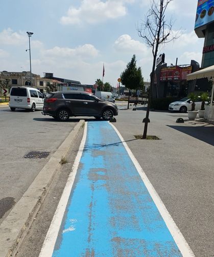 Serdivan’da tepki çeken park: Yaya ve bisiklet yolunu kapattı