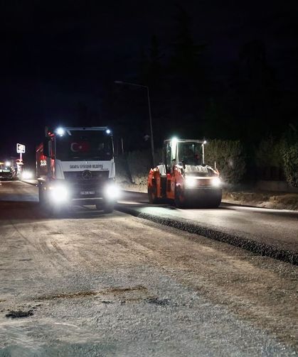 Arifiye Atatürk Caddesi’nde geceden sabaha uzanan asfalt mesaisi: Yepyeni bir görünüme kavuşuyor