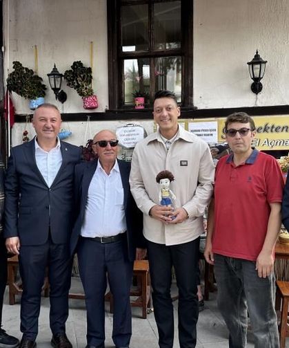 Mesut Özil, Sakarya'da vatandaşlarla bir araya geldi