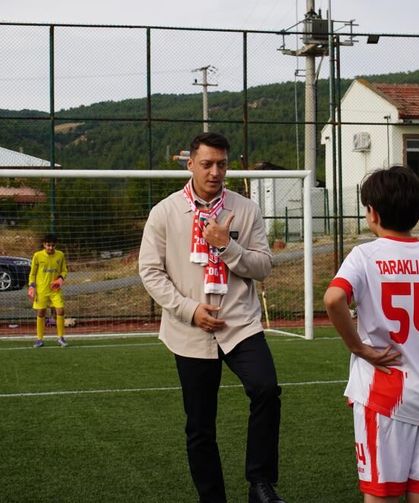 Mesut Özil, gençlere futbol akademisi müjdesi verdi