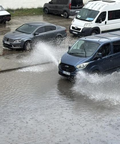 Sağanak yağış yolları gölete çevirdi, sürücüler zor anlar yaşadı