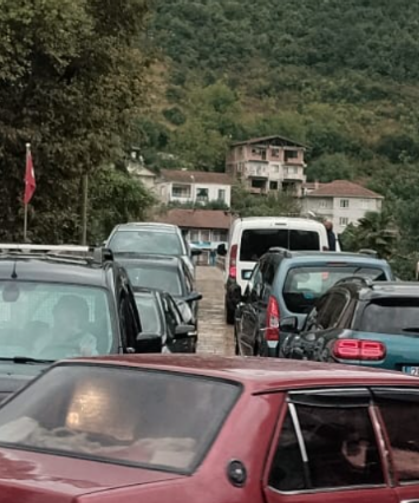 Geyve’de tarihi köprüde öğrenci ve yayalar için güvenlik endişesi
