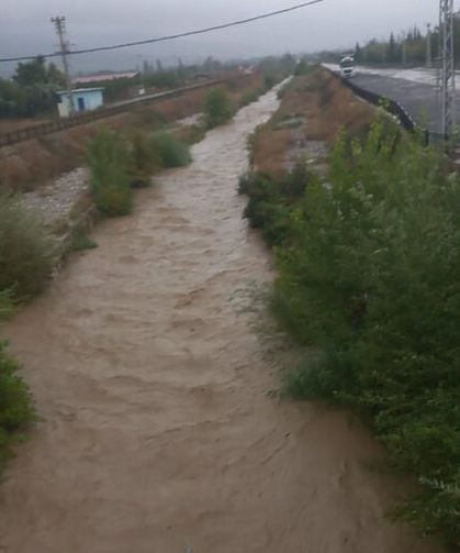 Geyve’de etkili olan sağanak Karaçay Deresi'nin su debisini yükseltti