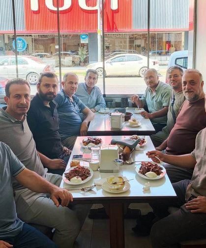 Komşu esnafların 40 yıllık dostluğu