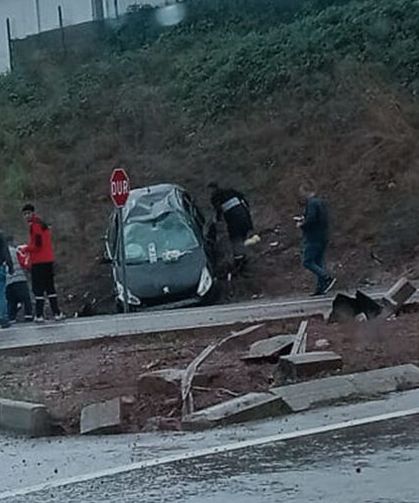 Hendek'te otomobil kanala düştü: 2 yaralı