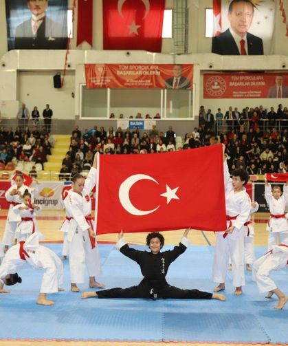 Cumhuriyetin 103. yılı Hendek'te coşkuyla kutlandı