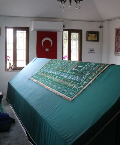 Şehre ve nehre adı verildiği rivayet edilen zatın türbesinde huzur buluyorlar