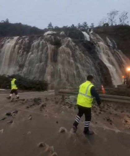 Kuzey Marmara'da sular yollara taştı, trafik felç oldu