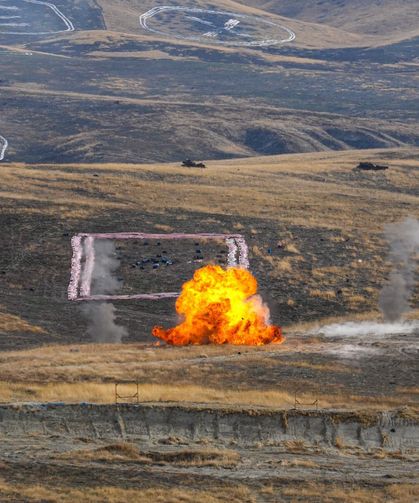 20 KARGU, sürü halinde saldırarak hedefleri imha etti