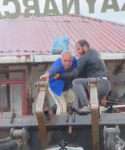 Sel sularının yükselmesiyle evde mahsur kalan vatandaşlar kepçeyle kurtarıldı