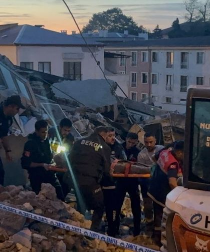 3 katlı bina çöktü! 1 kişi sağ kurtuldu; Enkaz altındaki kişi aranıyor