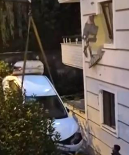 Otomobil ikinci kattaki daireye çarptı