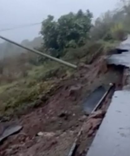 Sağanak Karasu'yu fena vurdu: Akkum yolu çöktü