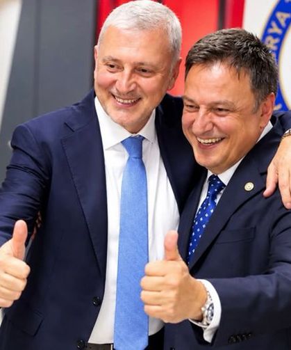Başkan Akgün Altuğ ve Cem Gün'den zafer pozu