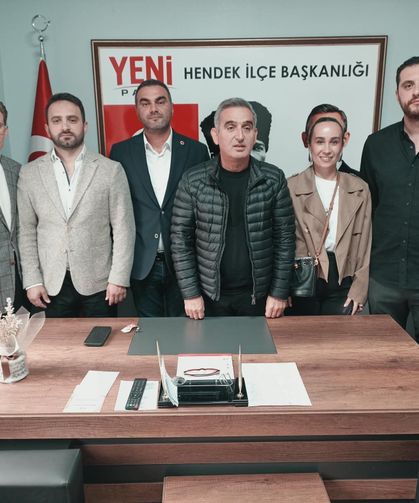 Hendek'te CHP'li 5 meclis üyesi Yeni Parti'ye katıldı