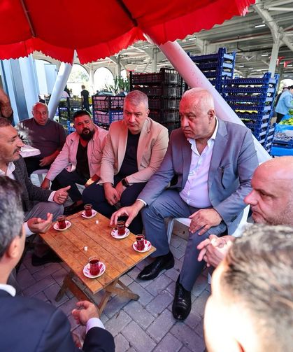 Osman Çelik, pazarcı esnafının davetini kırmadı