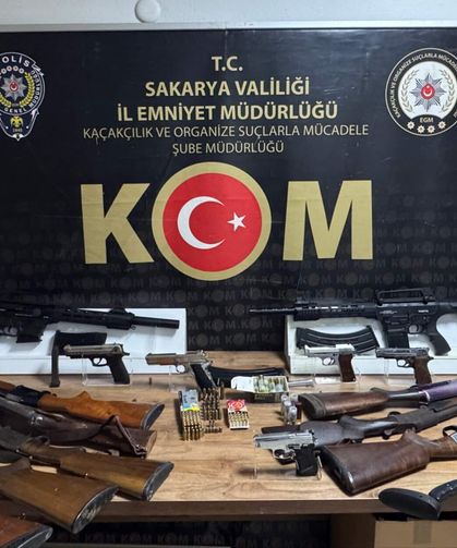 Sakarya'da iki ilçede operasyon: 6 şüpheli yakalandı, çok sayıda silah ve kaçak ürün ele geçirildi