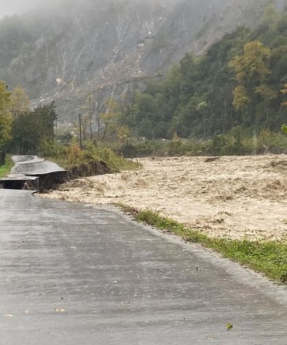 Karapürçek’te sağanak yağış sonrası yol çöktü