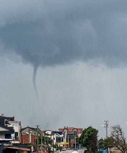 Karasu açıklarında çıkan hortum Kocaali’den böyle görüntülendi