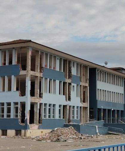 Hendek Şehit Mahmutbey Ortaokulu'nda güçlendirme çalışmaları sürüyor