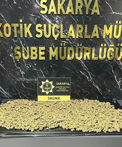 Sakarya'ya uyuşturucu getirirken otoyolda yakalandı! 950 gram skunk ele geçirildi