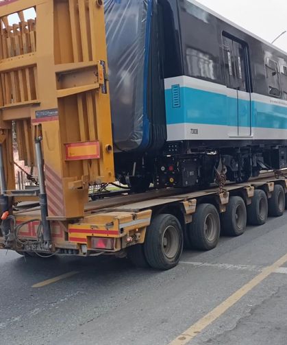 Sakarya'da üretilen tren setleri İstanbul'a nakledilirken böyle görüntülendi