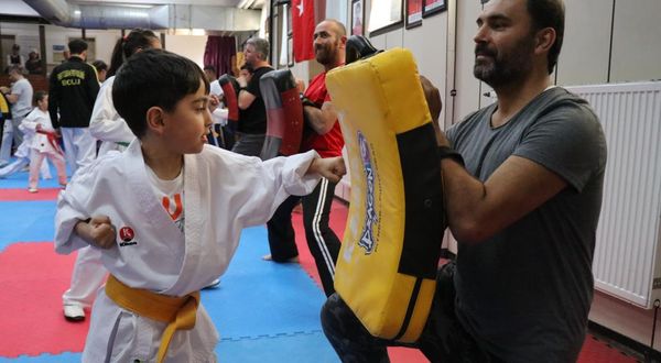 Karateci çocuklar babalarını terletti