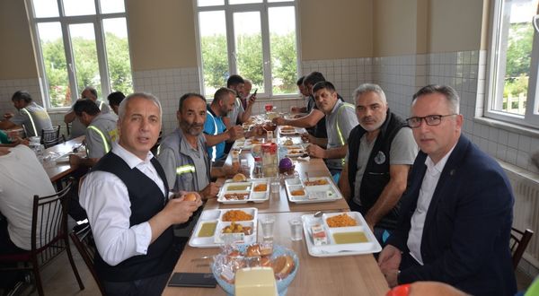 Başkan Babaoğlu ve Namlı, personelle yemek yedi
