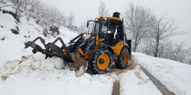 Karla mücadele ekipleri Hendek'te çalışmaları başlattı
