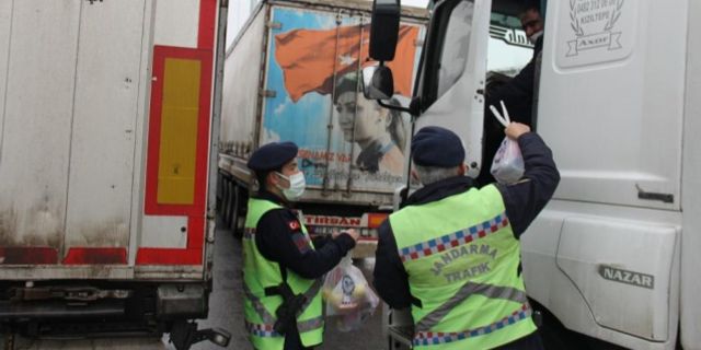 İstanbul'a geçişi yasaklanan tır sürcülerine jandarmadan kumanya
