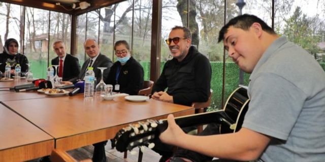 Haluk Levent, özel bireyler için mini konser verdi