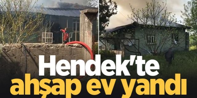 Hendek'te ahşap ev yandı