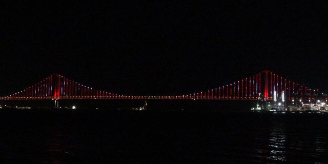 Osmangazi Köprüsü kırmızı-beyaza büründü