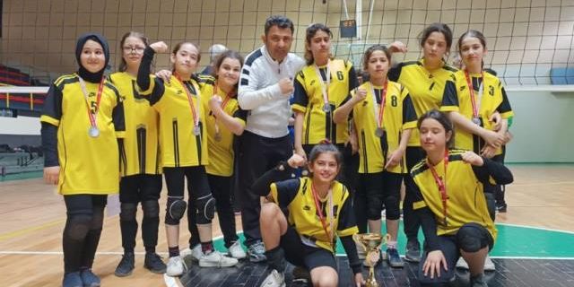 Atatürk Ortaokulu kız voleybol takımı il ikincisi