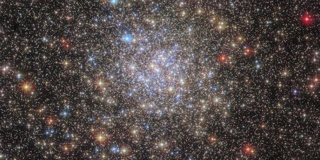 Hubble, yıldızlarla dolu bir kümeyi görüntüledi