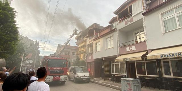 Çatıda çıkan yangın daireye sıçradı: Mahalleli sokağa döküldü