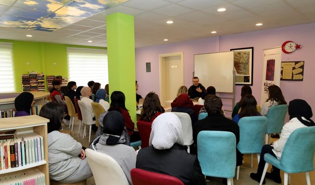 Sakaryalı yazarlar şehrinin gençleriyle buluştu