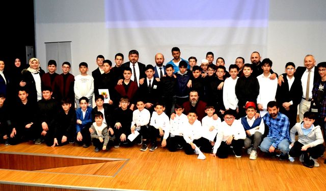 Akyazı İmam Hatip Ortaokulundan İstiklal Marşı ve Mehmet Akif Ersoy’u anma günü programı