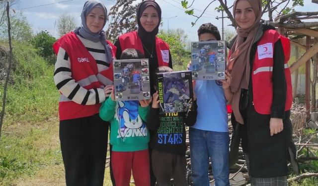 Türk Kızılay Serdivan Gençlik ekibi bayramda mutluluk dağıttı