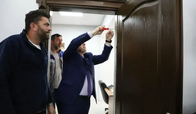 Göreve başlayan Ferizli Belediye Başkanı, makam odasının kapısını söktü
